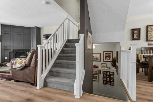 1399 Berkley Drive Nw, Calgary, AB - Indoor Photo Showing Other Room