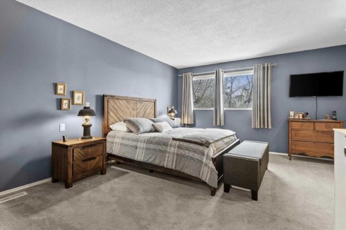 1399 Berkley Drive Nw, Calgary, AB - Indoor Photo Showing Bedroom