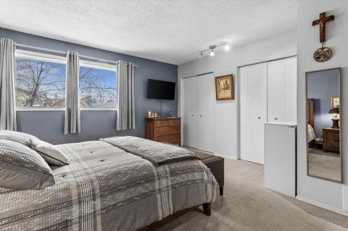 1399 Berkley Drive Nw, Calgary, AB - Indoor Photo Showing Bedroom