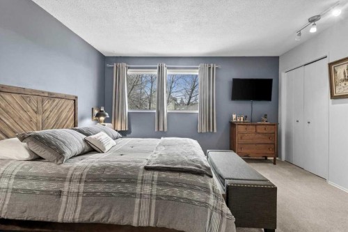 1399 Berkley Drive Nw, Calgary, AB - Indoor Photo Showing Bedroom