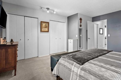 1399 Berkley Drive Nw, Calgary, AB - Indoor Photo Showing Bedroom
