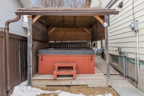 1399 Berkley Drive Nw, Calgary, AB - Outdoor With Exterior