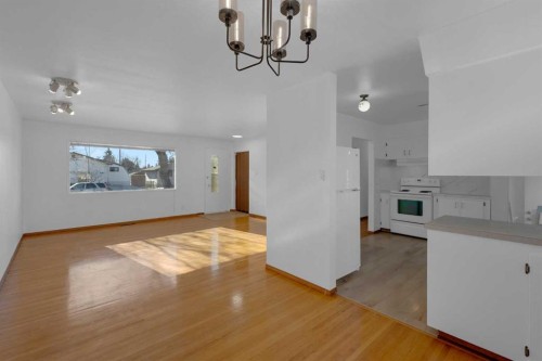 1980 Cottonwood Crescent Se, Calgary, AB - Indoor Photo Showing Living Room