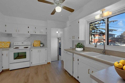 1980 Cottonwood Crescent Se, Calgary, AB - Indoor Photo Showing Kitchen