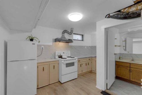 1980 Cottonwood Crescent Se, Calgary, AB - Indoor Photo Showing Kitchen