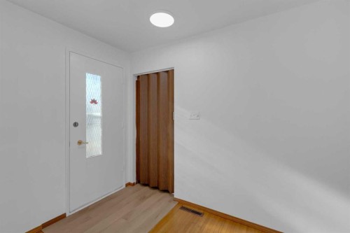 1980 Cottonwood Crescent Se, Calgary, AB - Indoor Photo Showing Other Room