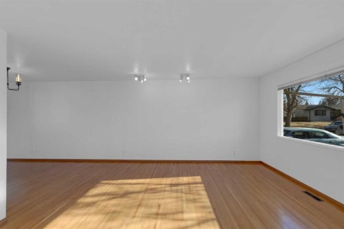 1980 Cottonwood Crescent Se, Calgary, AB - Indoor Photo Showing Other Room