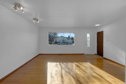 1980 Cottonwood Crescent Se, Calgary, AB - Indoor Photo Showing Living Room