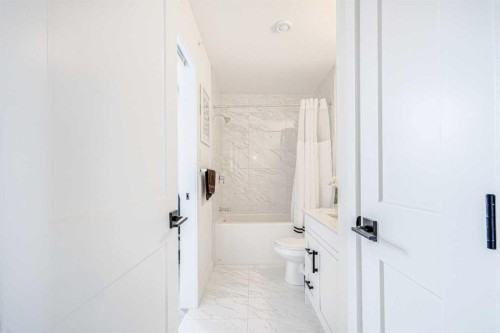 2401-200 Seton Circle Se, Calgary, AB - Indoor Photo Showing Bathroom