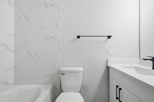 2309 50 Street Ne, Calgary, AB - Indoor Photo Showing Bathroom