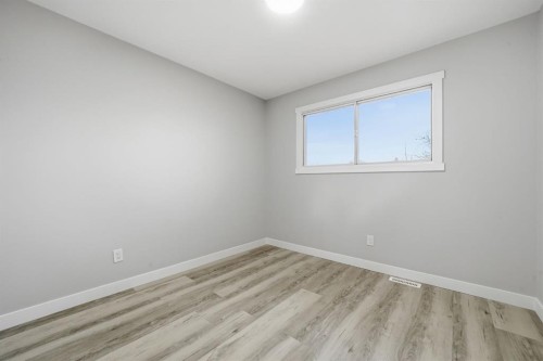 2309 50 Street Ne, Calgary, AB - Indoor Photo Showing Other Room