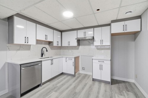 2309 50 Street Ne, Calgary, AB - Indoor Photo Showing Kitchen