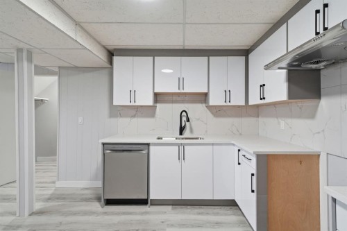 2309 50 Street Ne, Calgary, AB - Indoor Photo Showing Kitchen