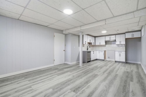 2309 50 Street Ne, Calgary, AB - Indoor Photo Showing Kitchen
