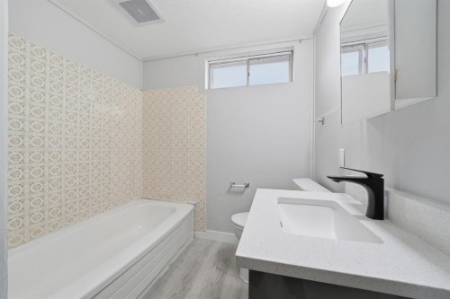 2309 50 Street Ne, Calgary, AB - Indoor Photo Showing Bathroom