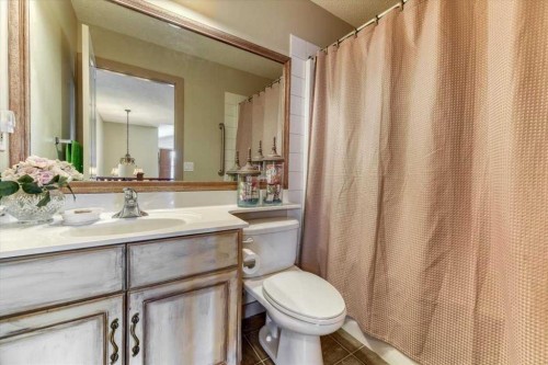 63 Discovery Ridge Circle Sw, Calgary, AB - Indoor Photo Showing Bathroom