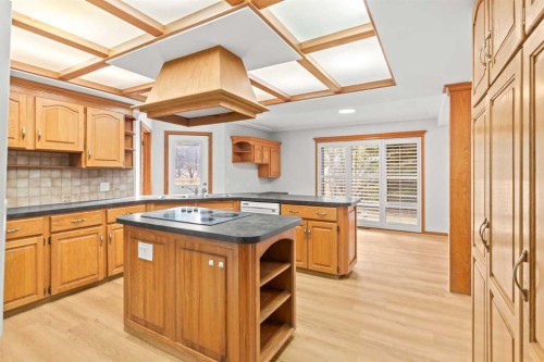 15 Patterson Drive Sw, Calgary, AB - Indoor Photo Showing Kitchen
