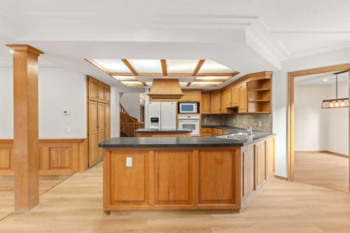 15 Patterson Drive Sw, Calgary, AB - Indoor Photo Showing Kitchen