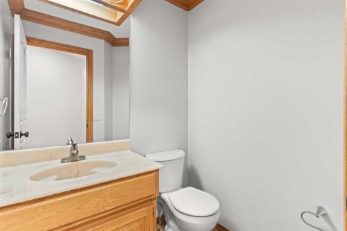15 Patterson Drive Sw, Calgary, AB - Indoor Photo Showing Bathroom