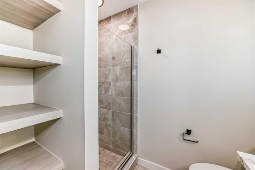 115-1330 1St Avenue, Canmore, AB - Indoor Photo Showing Bathroom