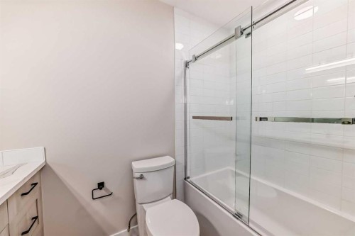 115-1330 1St Avenue, Canmore, AB - Indoor Photo Showing Bathroom