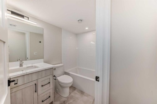 115-1330 1St Avenue, Canmore, AB - Indoor Photo Showing Bathroom