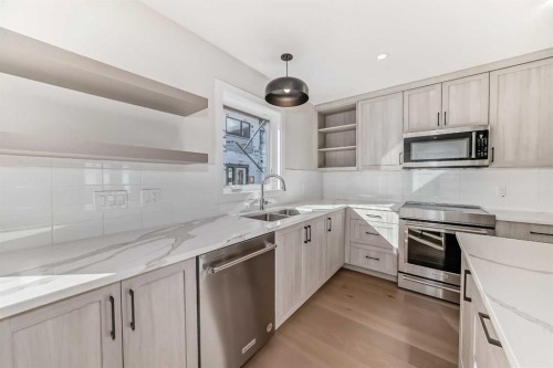 115-1330 1St Avenue, Canmore, AB - Indoor Photo Showing Kitchen With Double Sink With Upgraded Kitchen