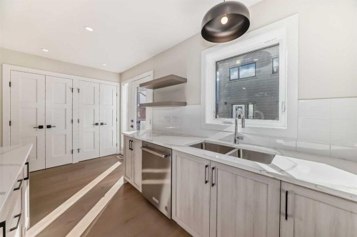 115-1330 1St Avenue, Canmore, AB - Indoor Photo Showing Kitchen With Double Sink