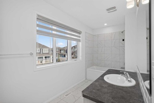 82 Osborne Common Sw, Airdrie, AB - Indoor Photo Showing Bathroom