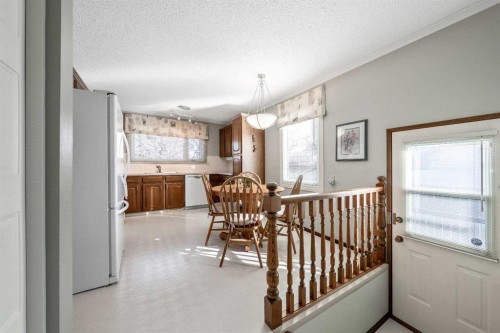 9536 Oakmount Drive Sw, Calgary, AB - Indoor Photo Showing Other Room