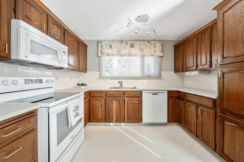 9536 Oakmount Drive Sw, Calgary, AB - Indoor Photo Showing Kitchen With Double Sink