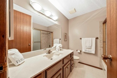 9536 Oakmount Drive Sw, Calgary, AB - Indoor Photo Showing Bathroom