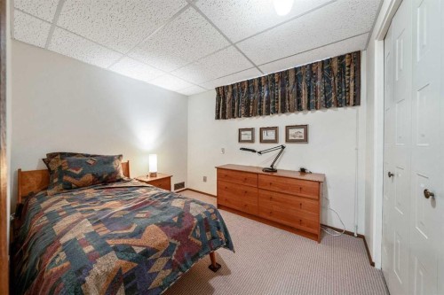 9536 Oakmount Drive Sw, Calgary, AB - Indoor Photo Showing Bedroom
