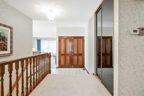 9536 Oakmount Drive Sw, Calgary, AB - Indoor Photo Showing Other Room