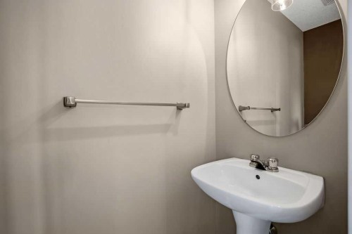 230 Elgin Place Se, Calgary, AB - Indoor Photo Showing Bathroom