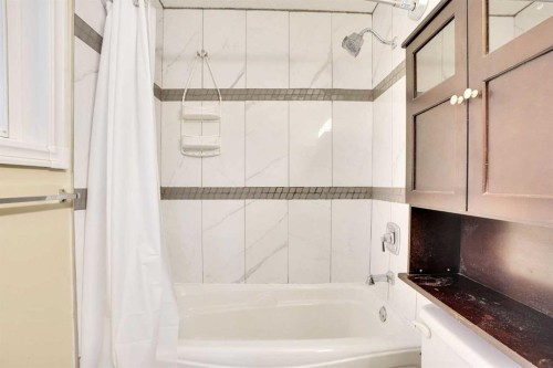 131 Martinridge Grove Ne, Calgary, AB - Indoor Photo Showing Bathroom
