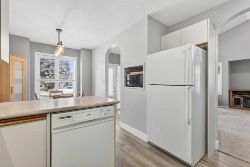 196 Deersaxon Circle Se, Calgary, AB - Indoor Photo Showing Kitchen