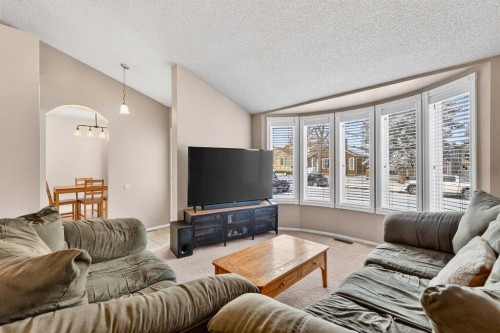 196 Deersaxon Circle Se, Calgary, AB - Indoor Photo Showing Living Room