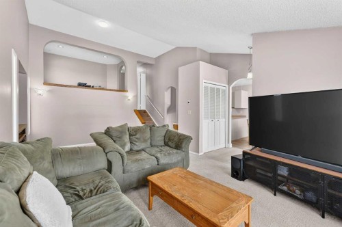 196 Deersaxon Circle Se, Calgary, AB - Indoor Photo Showing Living Room