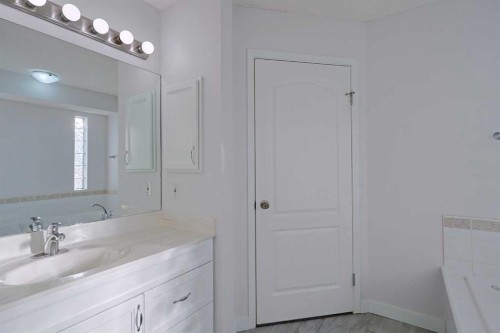 256 Hampstead Road Nw, Calgary, AB - Indoor Photo Showing Bathroom