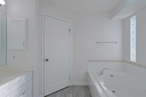 256 Hampstead Road Nw, Calgary, AB - Indoor Photo Showing Bathroom