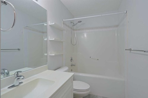 256 Hampstead Road Nw, Calgary, AB - Indoor Photo Showing Bathroom