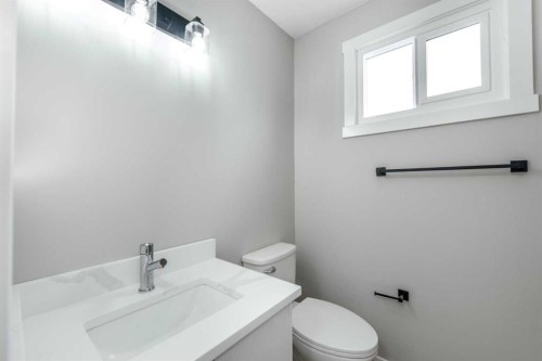 7620 27 Street Se, Calgary, AB - Indoor Photo Showing Bathroom