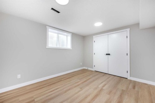 7620 27 Street Se, Calgary, AB - Indoor Photo Showing Other Room