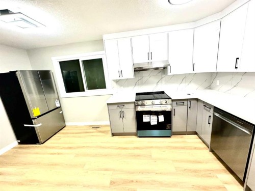 7620 27 Street Se, Calgary, AB - Indoor Photo Showing Kitchen