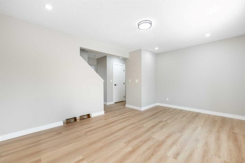 7620 27 Street Se, Calgary, AB - Indoor Photo Showing Other Room