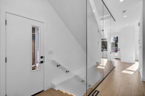 720 52 Avenue Sw, Calgary, AB - Indoor Photo Showing Other Room