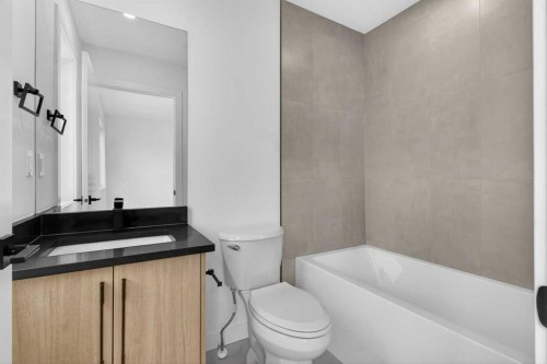 720 52 Avenue Sw, Calgary, AB - Indoor Photo Showing Bathroom