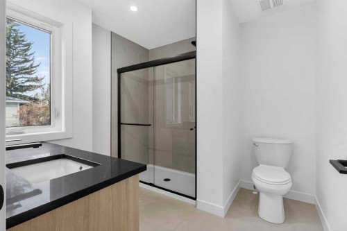 720 52 Avenue Sw, Calgary, AB - Indoor Photo Showing Bathroom