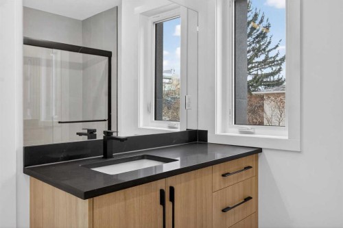 720 52 Avenue Sw, Calgary, AB - Indoor Photo Showing Bathroom